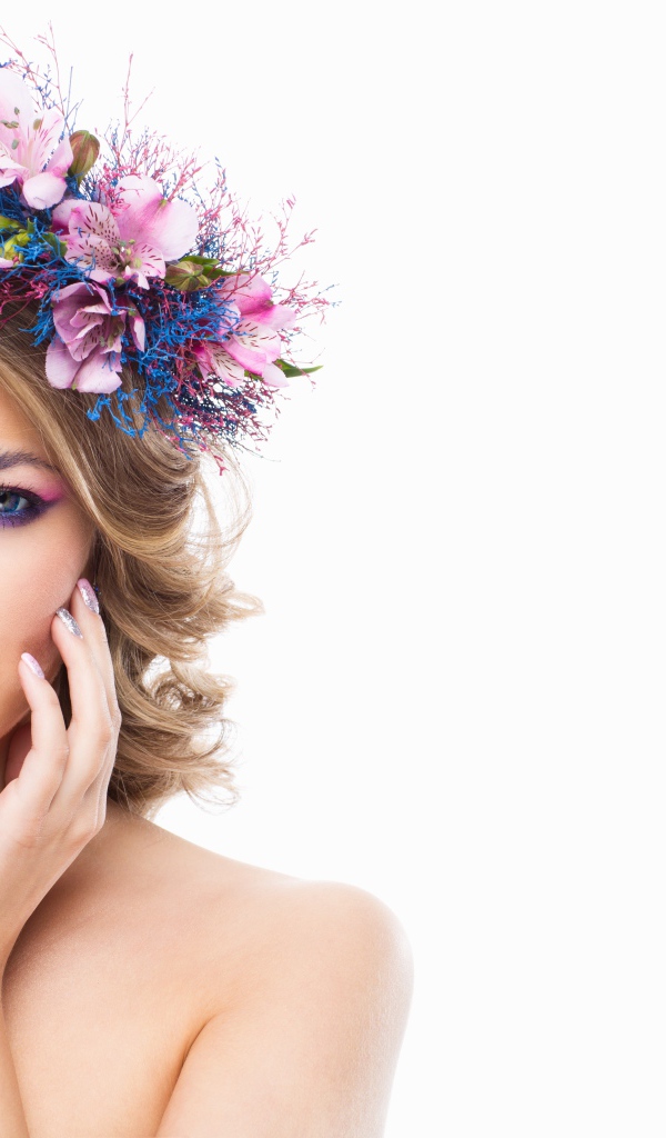 Очень красивая девушка с венком на голове на белом фоне