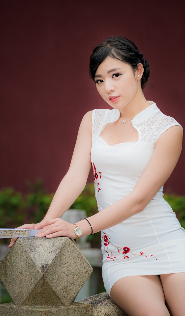 Молодая девушка азиатка в белом платье 