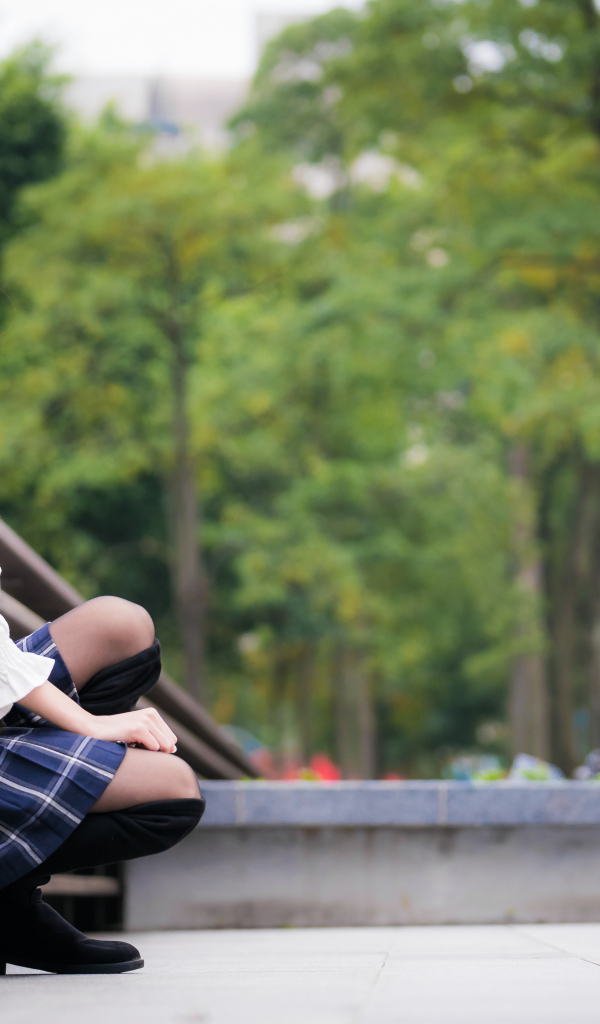 Молодая девушка азиатка в черных сапогах