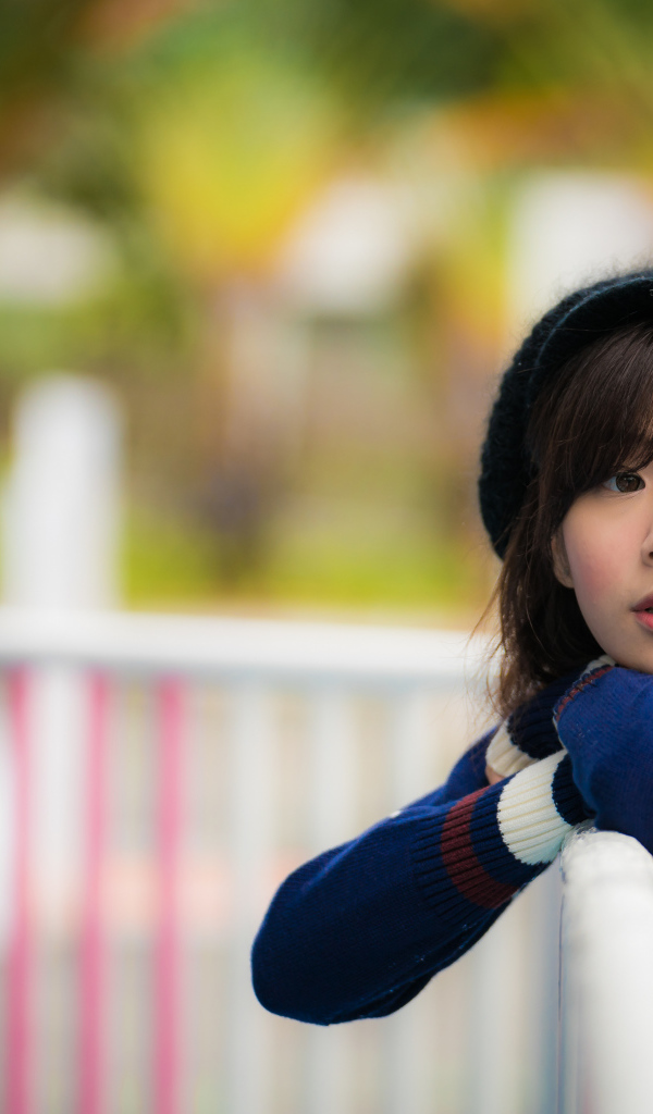 Молодая азиатка в черном берете в парке