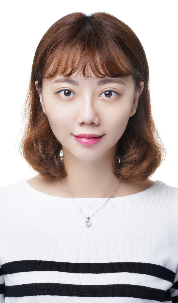 Молодая азиатка в свитере на белом фоне