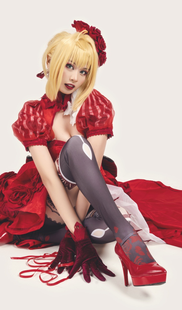 Молодая азиатка в ярком красном костюме на белом фоне