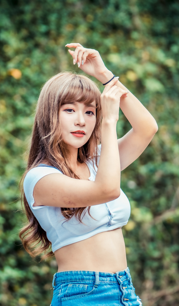 Молодая азиатка подняла руки вверх 