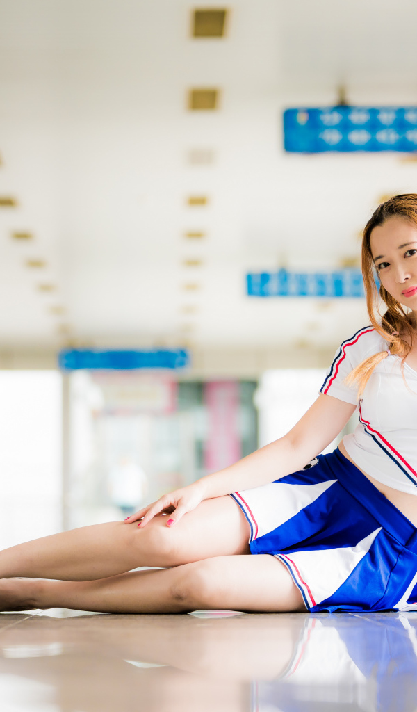 Молодая спортивная азиатка в форме в спортзале 