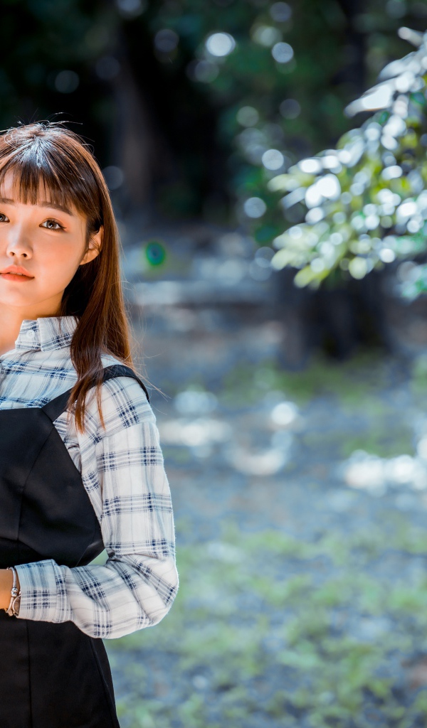 Молодая девушка в черном сарафане и рубашке 