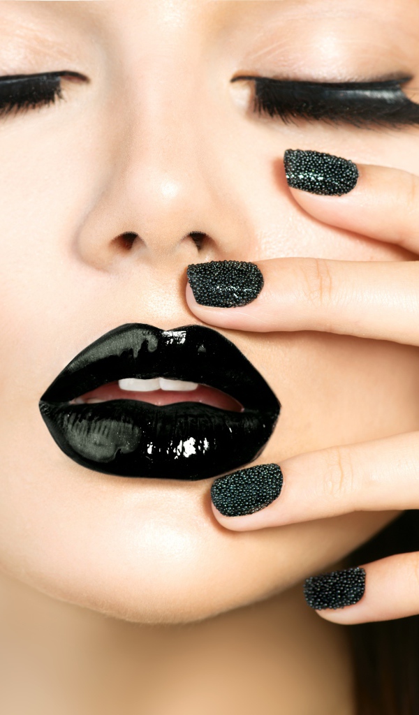 Молодая девушка с черным макияжем на белом фоне