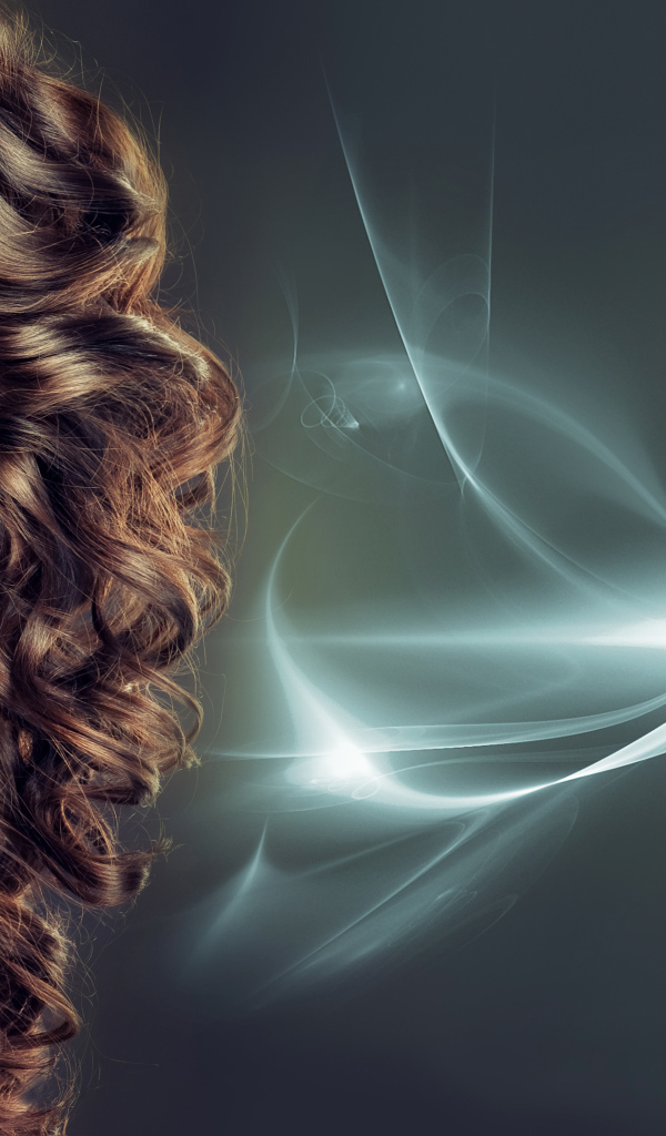 Молодая эффектная девушка с красивыми длинными волосами