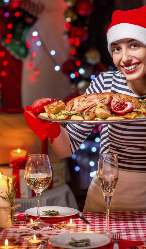 Девушка в костюме готовит угощения на новый год 