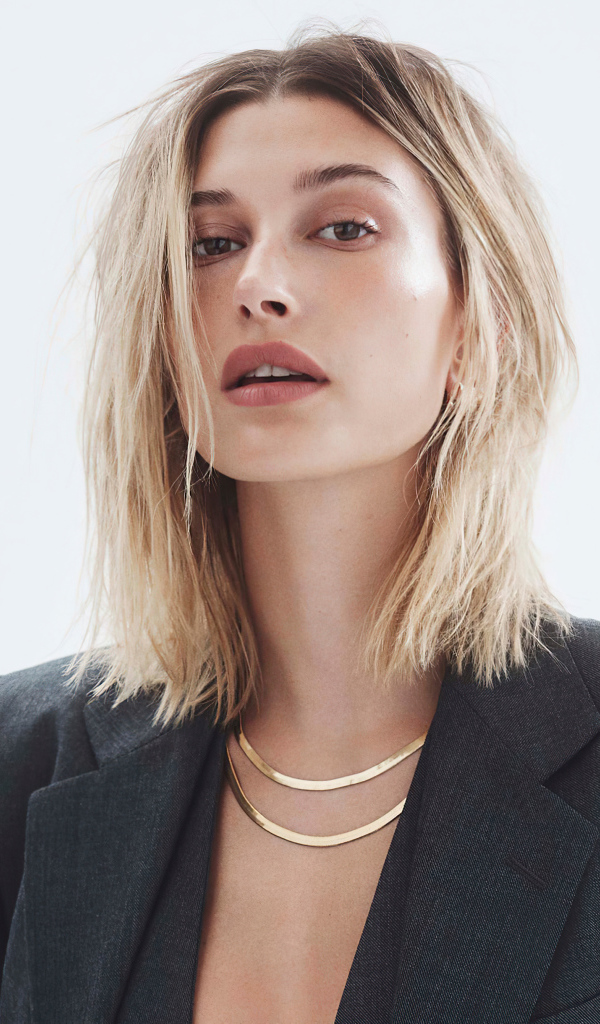 Американская модель Хейли Болдуин в костюме