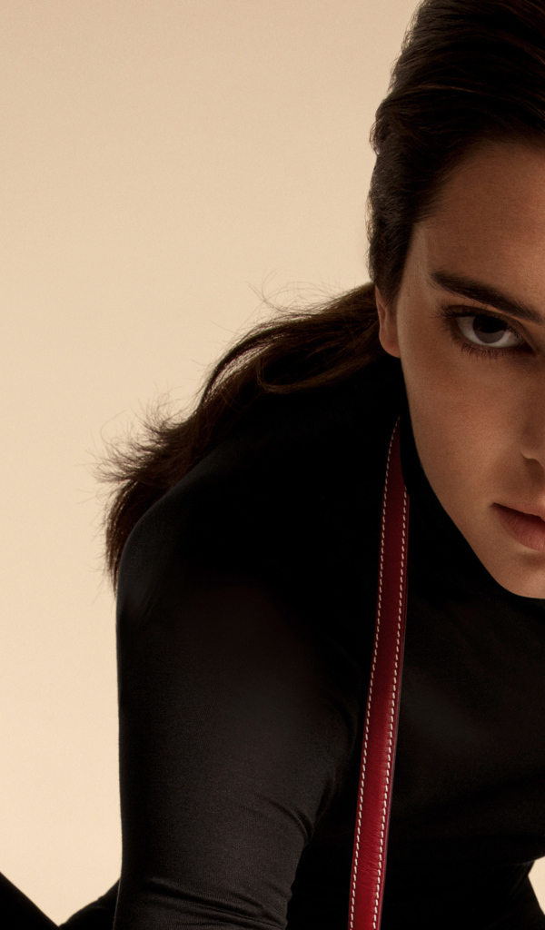 Американская супермодель Кендалл Дженнер в черном костюме