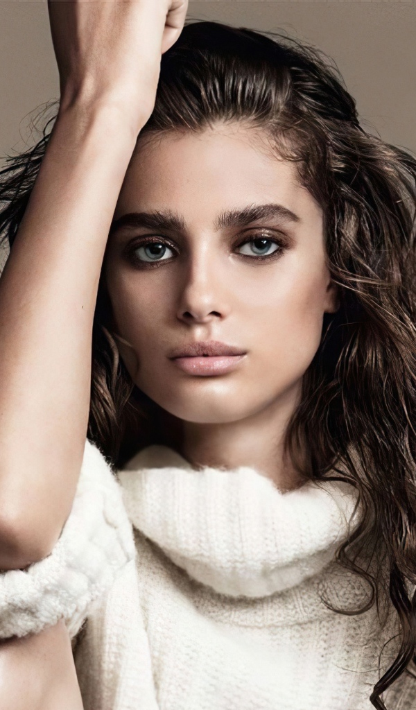 Американская супермодель Тейлор Хилл в белом свитере