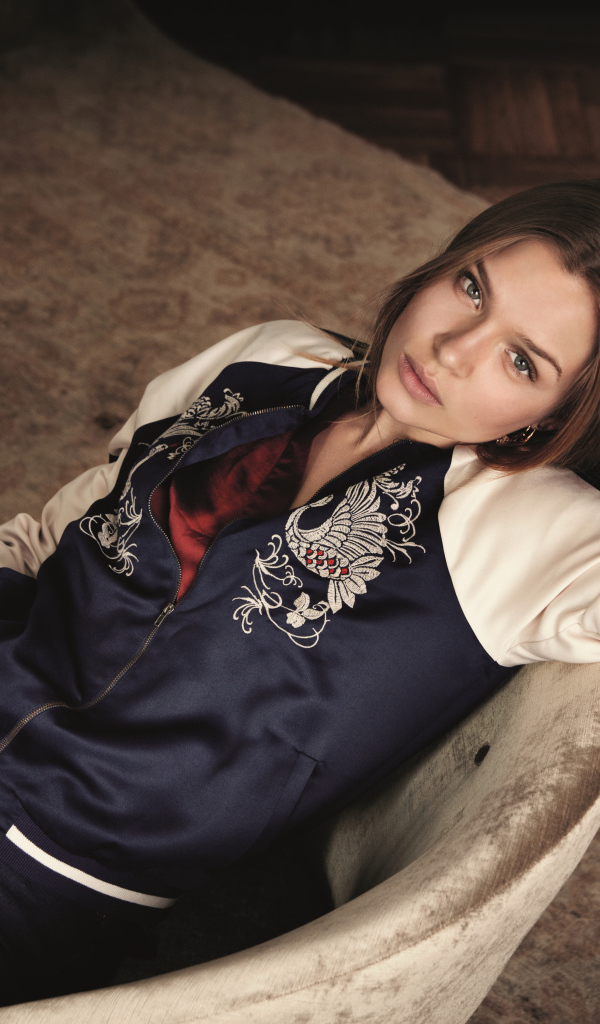 Красивая датская топ-модель Жозефин Скривер лежит в кресле