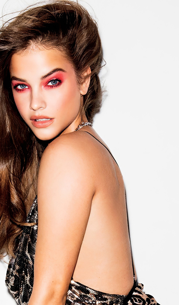 Красивая модель Барбара Палвин на белом фоне