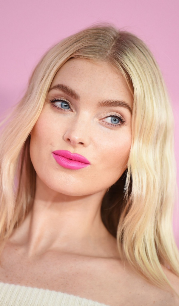 Красивая шведская топ модель Эльза Хоск на розовом фоне