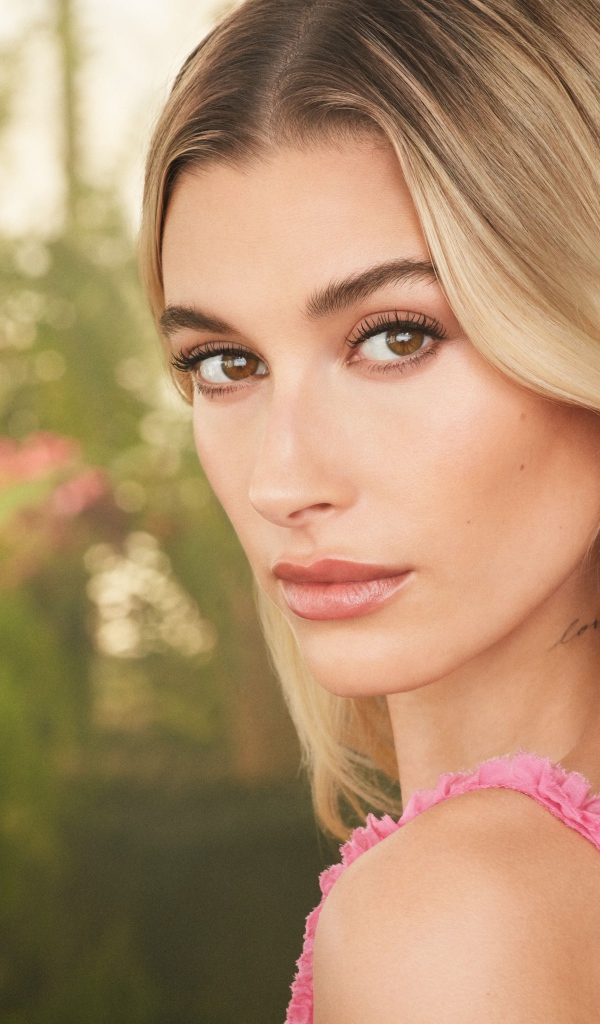 Милая кареглазая девушка модель Хейли Болдуин