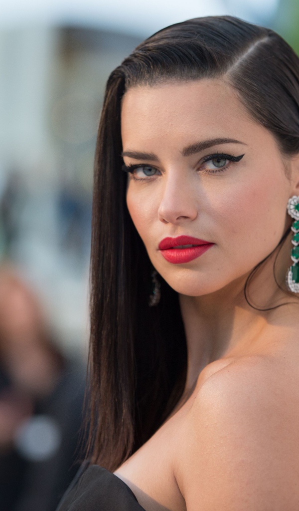 Модель Адриана Лима с красивыми украшениями 