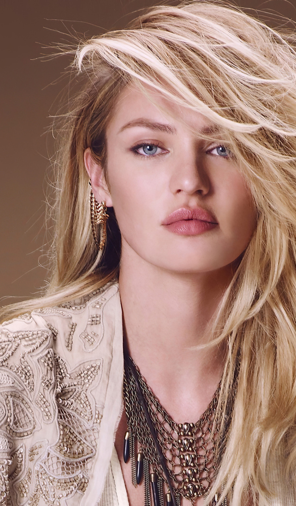 Модель Кэндис Свейнпол с голубыми глазами 