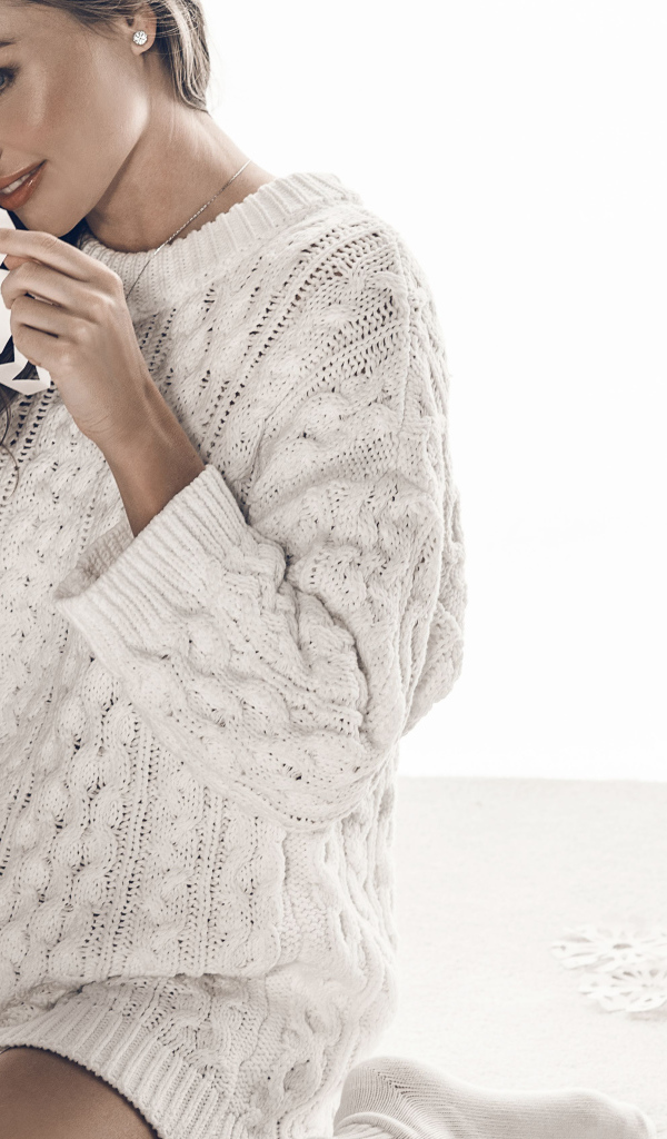 Модель Миранда Керр в белом вязаном свитере