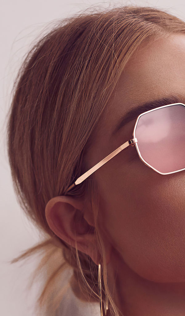 Модель Роузи Хантингтон-Уайтли в очках крупным планом