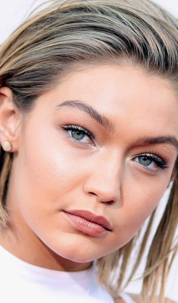 Блондинка с короткой стрижкой, модель Джиджи Хадид