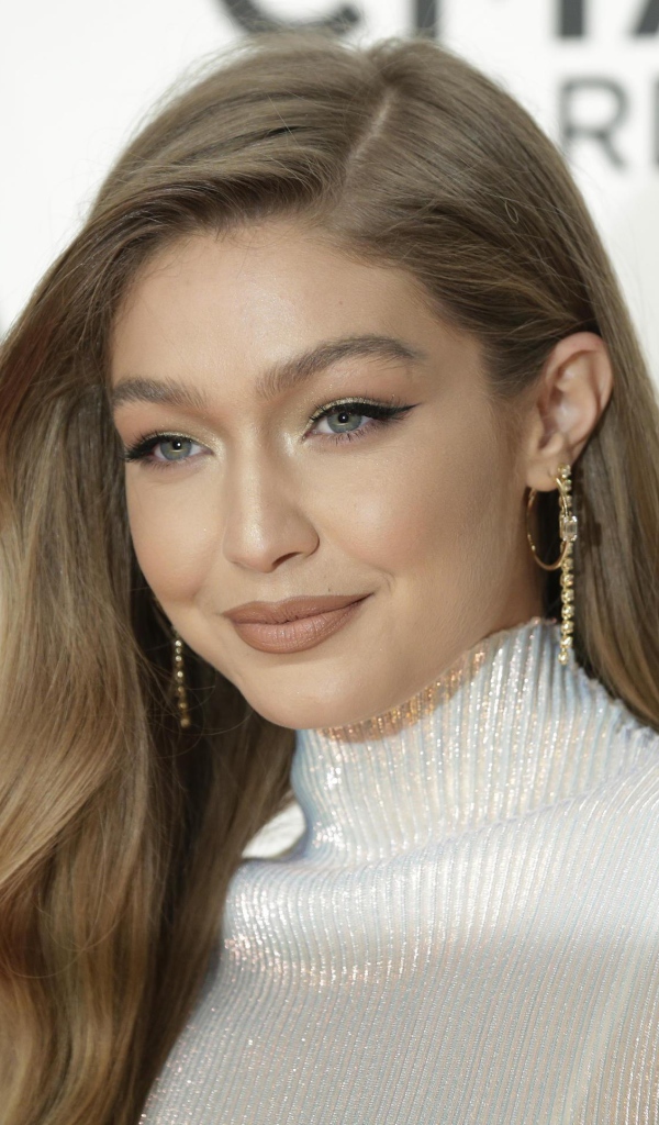 Стильна девушка с длинными волосами, модель Джиджи Хадид 