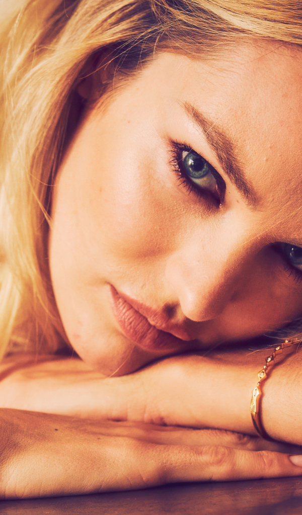 Лицо супермодели Кэндис Свейнпол крупным планом