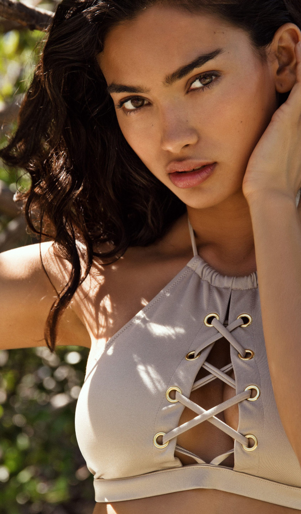 Шведская модель Келли Гейл в зеленых листьях