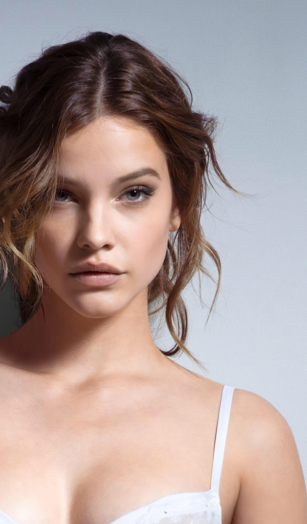 Нежная девушка модель Барбара Палвин на сером фоне