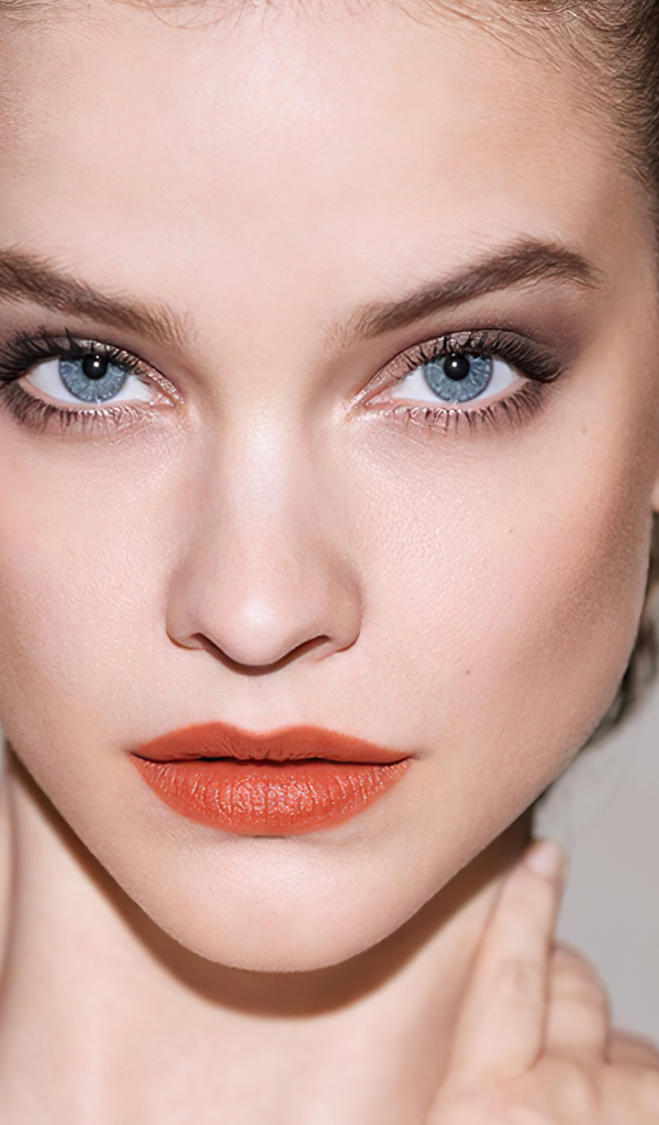 Лицо голубоглазой модели Барбары Палвин