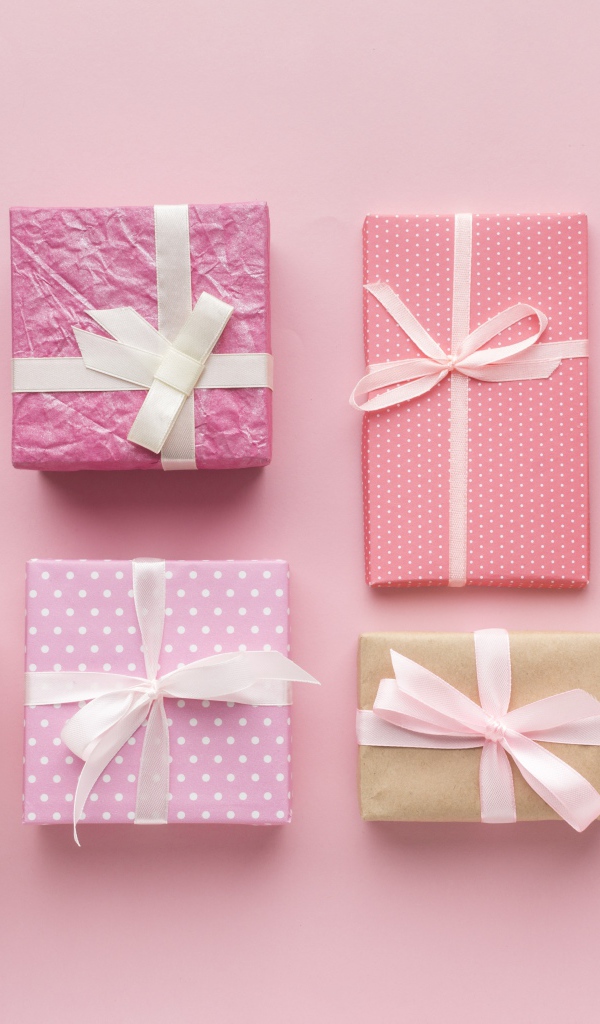 Много подарков на розовом фоне