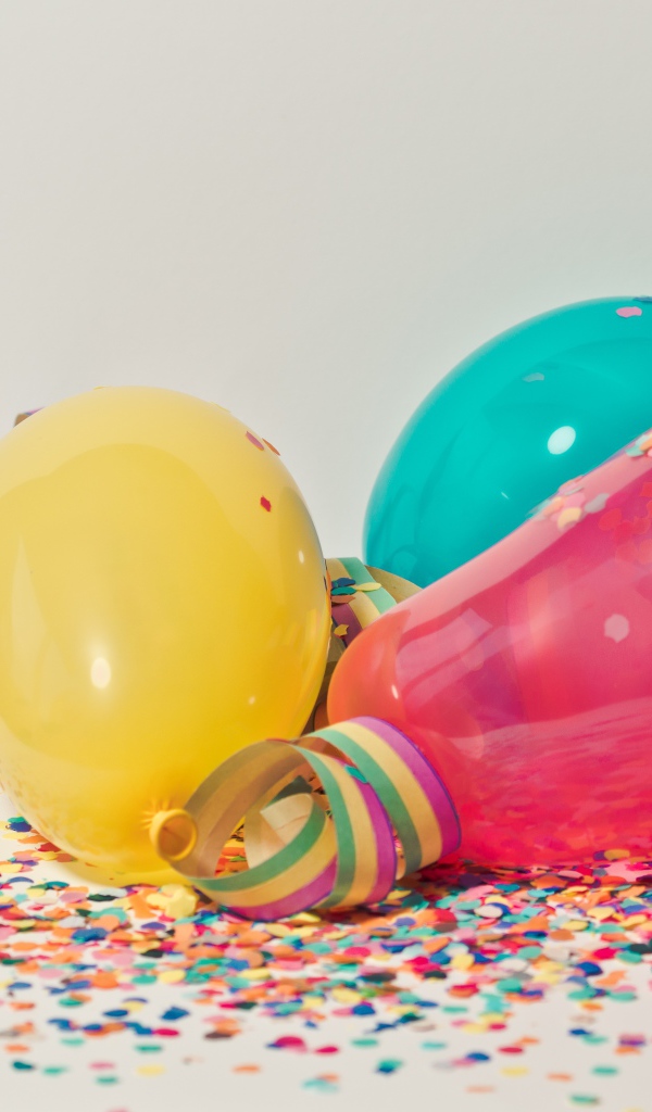 Воздушные шарики с конфетти на сером фоне