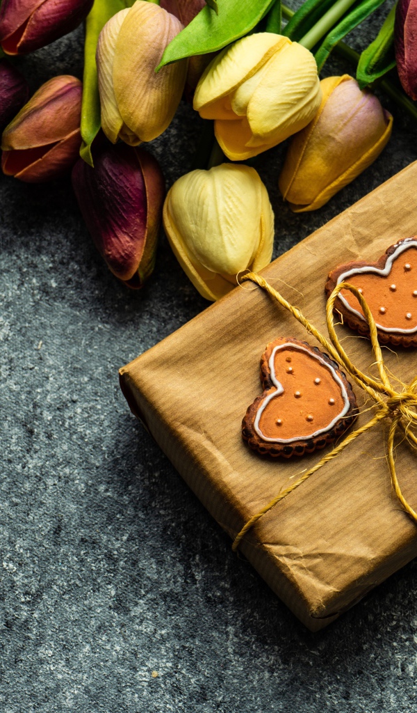 Подарок с букетом тюльпанов на сером столе