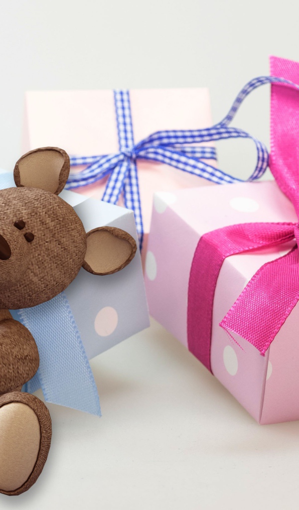 Подарки и медвежонок на белом фоне