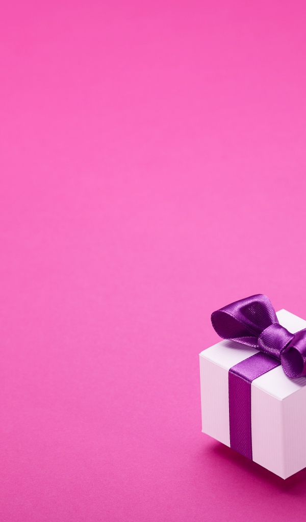 Два подарка с бантами на розовом фоне 