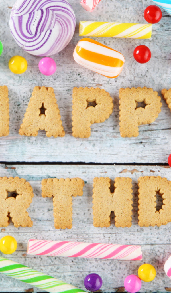 Печенье и конфеты на столе на День Рождения