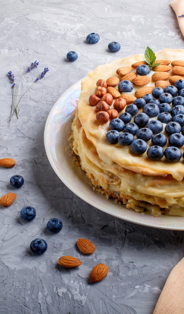 Торт из блинов с орехами и ягодами черники на Масленицу 2020