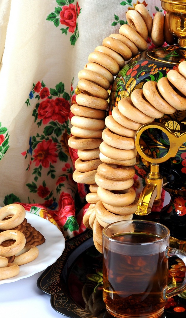 Самовар на столе с баранками и печеньем  на праздник Масленица 2020