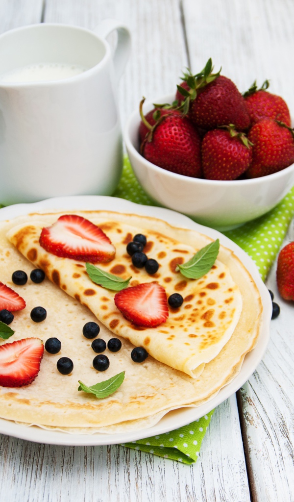 Тонкие блины с ягодами черники и клубники на праздник Масленица 2020