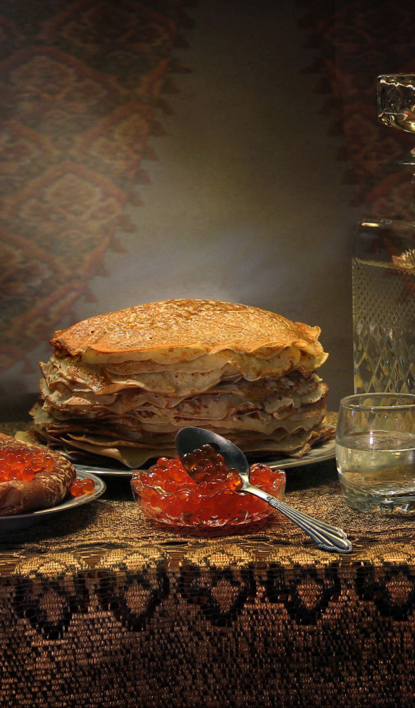 Водка и блины с красной икрой угощение на Масленицу 2020 