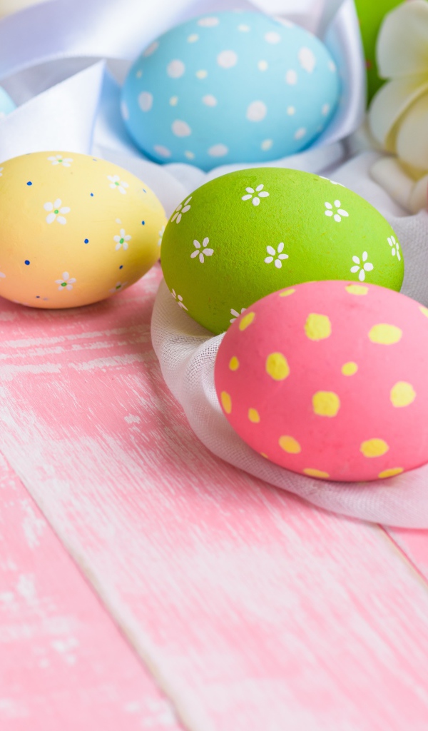 Красивые разноцветные яйца на столе на праздник Пасха