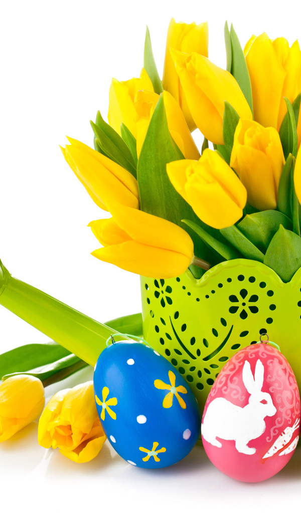Букет желтых тюльпанов на белом фоне с пасхальными яйцами