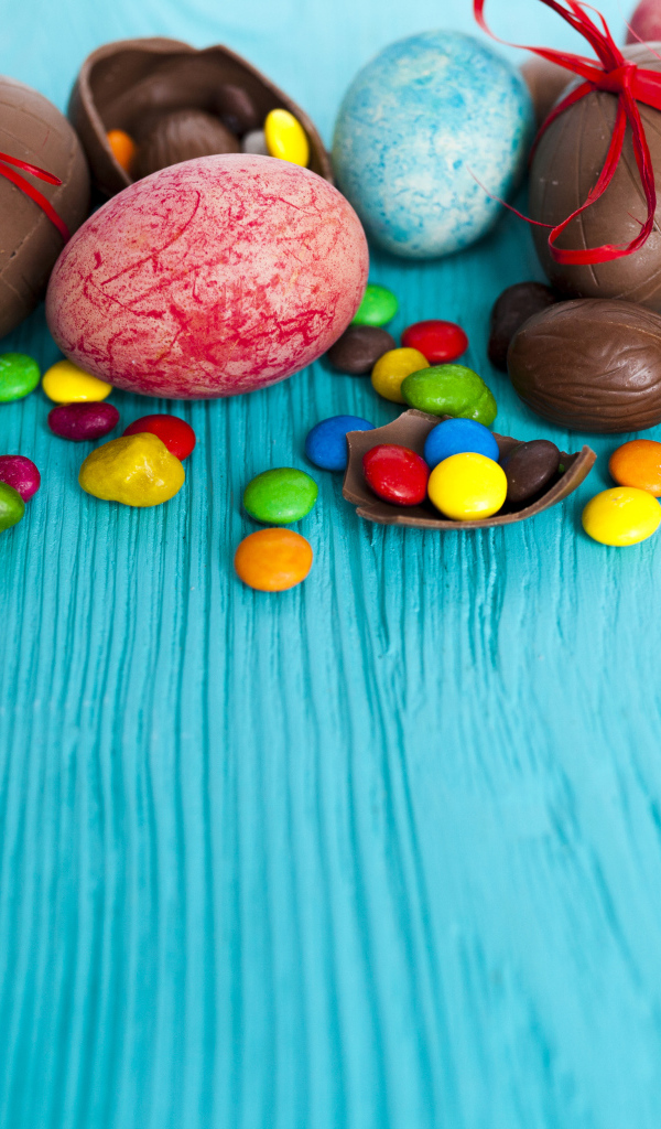 Шоколадные яйца и сладости на праздник Пасха