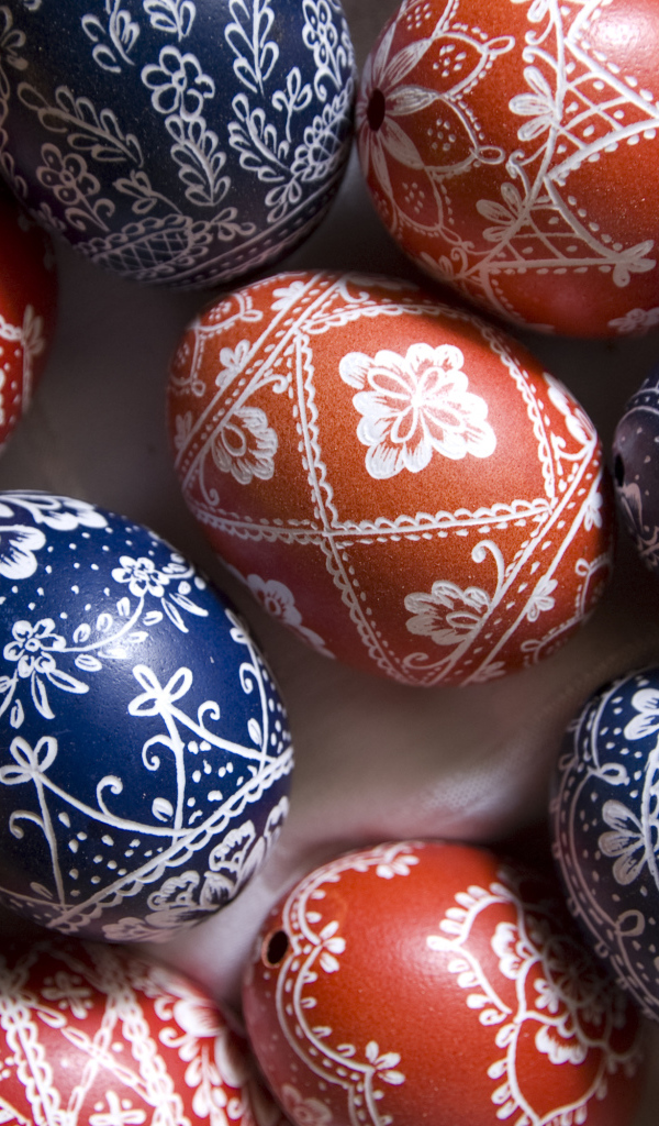 Крашеные яйца с красивым рисунком в корзине на Пасху