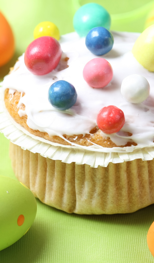 Вкусный кулич на столе с яйцами на Светлый праздник Пасха