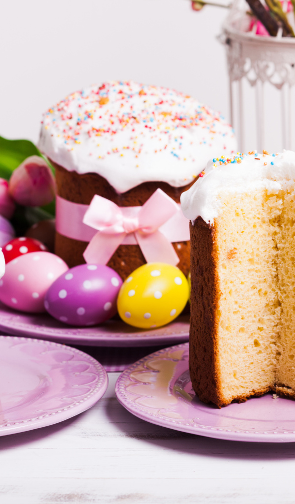 Вкусный ароматный кулич на столе с цветами на праздник Пасха 