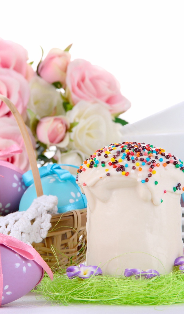 Пасхальный кулич, крашеные яйца и цветы на праздник