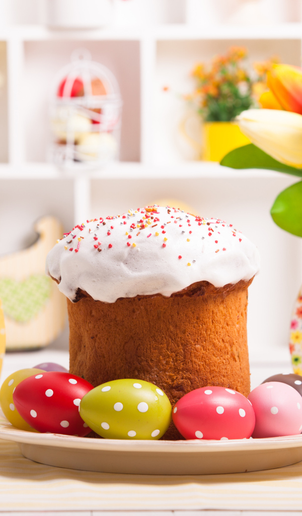 Кулич с яйцами на столе с букетом цветов на праздник Светлой Пасхи