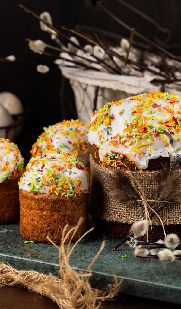 Пасхальные куличи на столе с ветками вербы на праздник 