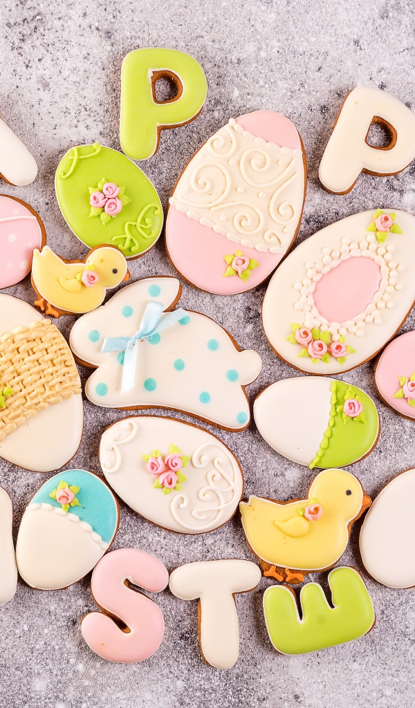 Печенье Счастливой Пасхи на сером столе