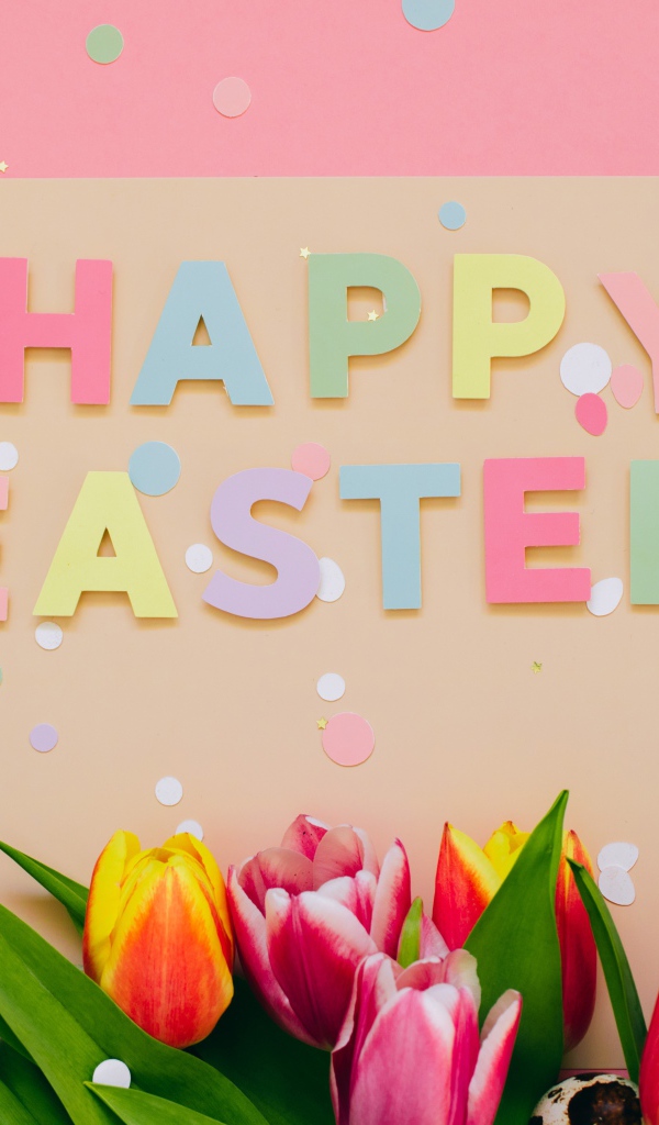 Надпись Счастливой Пасхи на столе с тюльпанами